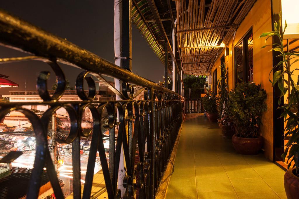 פנום פן Top Banana Guesthouse & Rooftop Bar מראה חיצוני תמונה